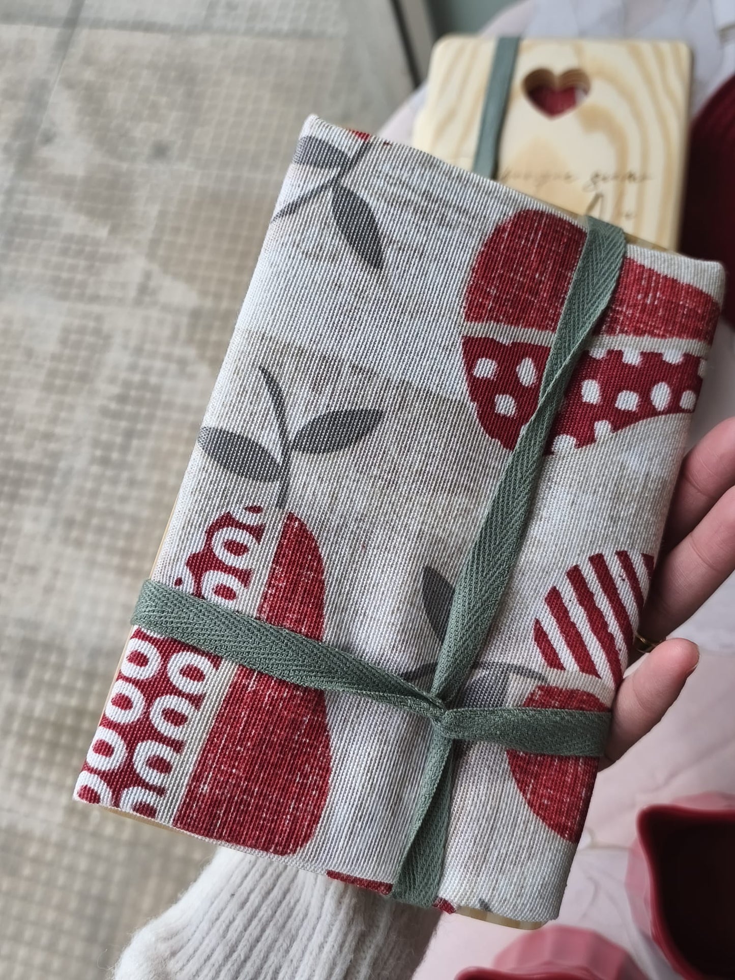 tagliere inciso + canovaccio/tovaglietta all americana+ lattiera